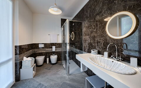 Angela Villa: Interieur Ontwerp, Flooring, Badkamer, Loodgieterswerkinrichting, Verdieping, Wastafel In De Badkamer, Plafond, Kraan, Wastafel, Verlichting