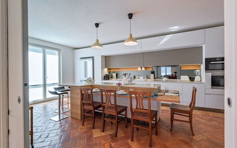 Angela Villa: Meubilair, Interieur Ontwerp, Flooring, Keuken, Verdieping, Countertop, Hout, Stoel, Plafond, Keuken En Eettafel