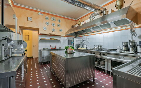 Camilla Villa: Keuken, Countertop, Interieur Ontwerp, Verlichting, Plafond, Toestel Van De Keuken, Flooring, Meubilair, Fornuis, Major Appliance