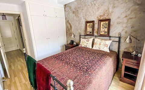 Enola: Meubilair, Bed, Interieur Ontwerp, Slaapkamer, Bedding, Muur, Laken, Verdieping, Flooring, Kamer