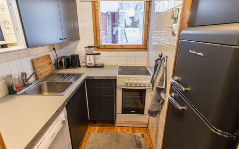 Kelokaltiokylä Mökki 58: Toestel Van De Keuken, Keuken, Major Appliance, Countertop, Cabinetry, Flooring, Huishoudapparatuur, Hout, Fornuis, Verdieping