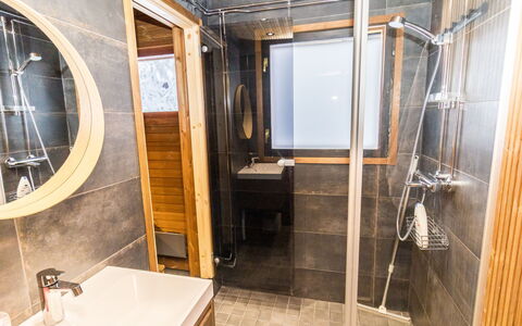 Kelokaltiokylä Mökki 58: Flooring, Hout, Verdieping, Loodgieterswerkinrichting, Interieur Ontwerp, Kamer, Loodgieter, Badkamer, Kraan, Wastafel