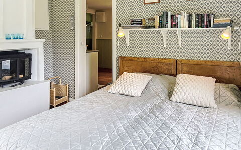 Torpet i Småland: Interieur Ontwerp, Slaapkamer, Muur, Bed, Hout, Bedding, Laken, Meubilair, Flooring, Verdieping