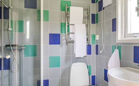 Ringenäs: Interieur Ontwerp, Badkamer, Flooring, Loodgieterswerkinrichting, Verdieping, Wastafel In De Badkamer, Loodgieter, Wastafel, Kraan, Plafond