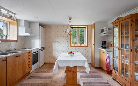 Långerud: Gebouw, Huis, Venster, Huis, Dak, Woongebied, Struik, Verblijf, Land Lot