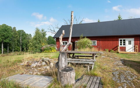 Långerud: Gebouw, Huis, Venster, Huis, Dak, Woongebied, Struik, Verblijf, Land Lot