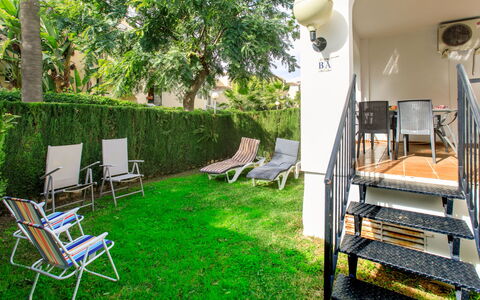 Valparaiso: Gazon, Tuin, Schaduw, Werf, Backyard, Landscaping, Buitenmeubels, Hek