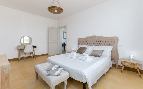 Masseria Ficalindia: Meubilair, Bed, Slaapkamer, Bedding, Hout, Laken, Interieur Ontwerp, Verdieping, Bed Frame, Flooring