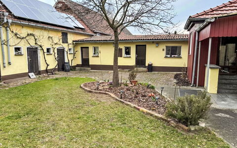Mit Großem Garten: Huis, Dak, Huis, Woongebied, Verblijf, Backyard, Werf, Gazon, Tuin, Oprit