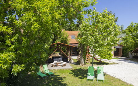 Badacsonyörs 101: Schaduw, Verblijf, Tuin, Backyard, Werf, Outdoor Structuur, Eco Hotel, Buitenmeubels, Buitentafel, Garden Gebouwen