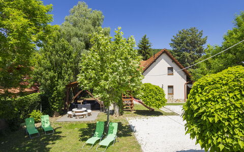 Badacsonyörs 101: Verblijf, Tuin, Schaduw, Gazon, Werf, Backyard, Landscaping, Buitenmeubels, Boerderij, Eco Hotel