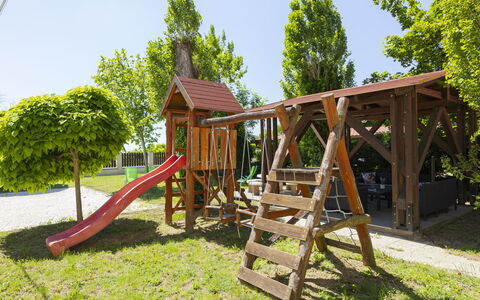 Badacsonyörs 101: Dia Van De Speelplaats, Speeltoestel, Hout, Speelplaats, Chute, Schommel, Vrije Tijd, Tuin, Schaduw, Park