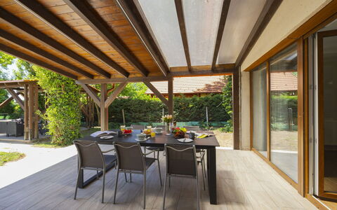 Petka: Hout, Meubilair, Buitenmeubels, Interieur Ontwerp, Flooring, Stoel, Schaduw, Plafond, Straal, Veranda