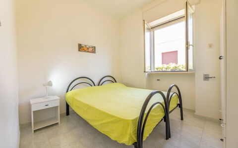 Villetta Bluette, Marina di Mancaversa: Bed, Slaapkamer, Verdieping, Interieur Ontwerp, Flooring, Laken, Bedding, Kamer, Plafond, Bed Frame