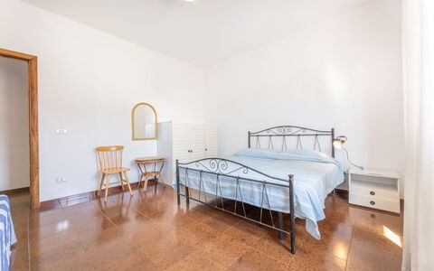 Appartamento Smeraldo, Gallipoli: Flooring, Verdieping, Interieur Ontwerp, Bed, Slaapkamer, Plafond, Kamer, Laken, Bed Frame, Bedding