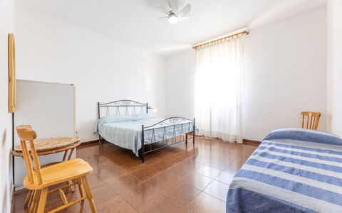 Appartamento Smeraldo, Gallipoli: Verdieping, Flooring, Hout, Slaapkamer, Bed, Meubilair, Laken, Interieur Ontwerp, Plafond, Bedding