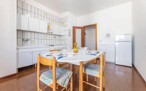 Appartamento Smeraldo, Gallipoli: Flooring, Interieur Ontwerp, Verdieping, Plafond, Kamer, Appartement, Beits, Stoel, Eetkamer