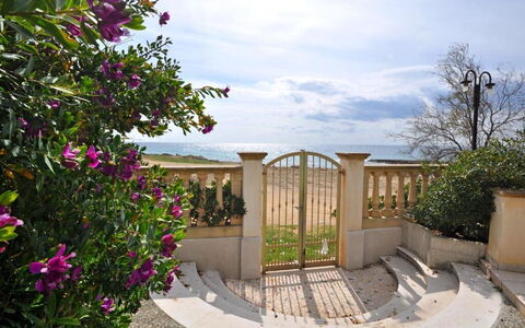 Appartamento Calanca, Marina di Mancaversa: Zee, Oceaan, Tuin, Schaduw, Kust, Landscaping, Balkon, Gang, Bloempot, Kamerplant