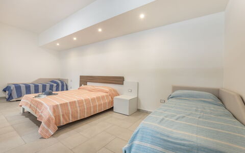 Appartamento Monomare, Gallipoli: Verdieping, Flooring, Interieur Ontwerp, Hout, Slaapkamer, Plafond, Meubilair, Bed, Kamer, Bedding