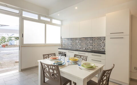 Appartamento Monomare, Gallipoli: Flooring, Interieur Ontwerp, Verdieping, Meubilair, Keuken, Countertop, Major Appliance, Plafond, Appartement, Kamer