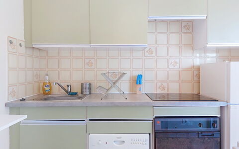 Les Jardins du Soleil: Keuken, Toestel Van De Keuken, Countertop, Major Appliance, Cabinetry, Flooring, Interieur Ontwerp, Gootsteen, Verdieping, Huishoudapparatuur