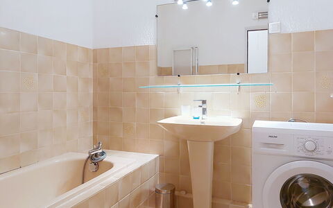 Les Jardins du Soleil: Badkamer, Flooring, Loodgieterswerkinrichting, Interieur Ontwerp, Muur, Verdieping, Wastafel, Kraan, Wastafel In De Badkamer, Loodgieter