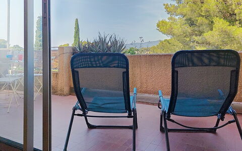 Les Jardins du Soleil: Meubilair, Stoel, Buitenmeubels, Buitentafel, Schaduw, Klapstoel, Balkon, Beits, Koffietafel, Eco Hotel