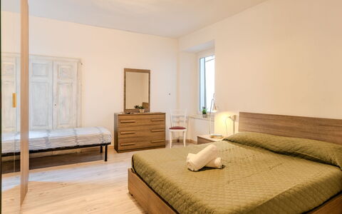 Centro Storico Porlezza: Meubilair, Bed, Interieur Ontwerp, Verdieping, Slaapkamer, Flooring, Muur, Bedding, Laken, Hout