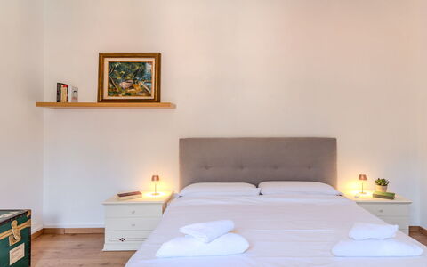Como Lake Blu & Green: Meubilair, Bed, Interieur Ontwerp, Slaapkamer, Bedding, Muur, Verdieping, Laken, Flooring, Kamer