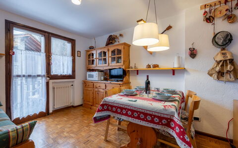 Maisonette Grand Soleil: Interieur Ontwerp, Meubilair, Hout, Kamer, Plafond, Flooring, Verdieping, Huis, Cabinetry, Appartement