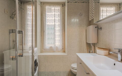 Catherine: Badkamer, Wastafel In De Badkamer, Loodgieterswerkinrichting, Interieur Ontwerp, Muur, Wastafel, Flooring, Verdieping, Kraan, Toilet