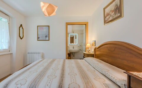 Catherine: Bed, Meubilair, Interieur Ontwerp, Slaapkamer, Muur, Laken, Bedding, Hout, Plafond, Kamer