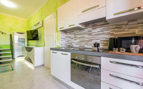 Parigi: Flooring, Interieur Ontwerp, Verdieping, Countertop, Hout, Keuken, Meubilair, Plafond, Verlichting, Major Appliance