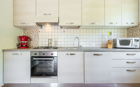 Malù House: Keuken, Toestel Van De Keuken, Countertop, Cabinetry, Major Appliance, Gootsteen, Flooring, Wastafel, Meubilair, Interieur Ontwerp
