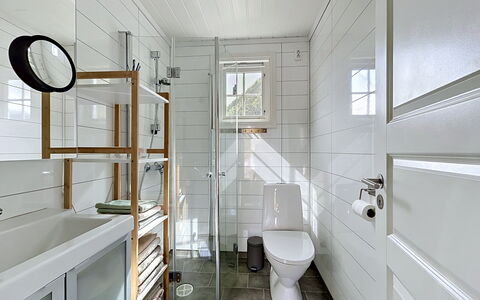 Ese Panorama: Flooring, Interieur Ontwerp, Verdieping, Loodgieterswerkinrichting, Badkamer, Tegel, Plafond, Loodgieter, Toilet, Kraan
