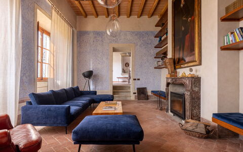 Villa Il Casalino, Florentine Hills with Pool: Meubilair, Interieur Ontwerp, Flooring, Muur, Verdieping, Hout, Bankstel, Huis, Woonkamer, Kamer