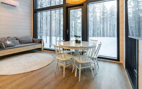 Soutaja Lodge: Hout, Interieur Ontwerp, Plafond, Meubilair, Lichte Inrichting, Verlichting, Flooring, Huis, Houten Vloer, Verdieping