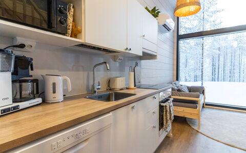 Soutaja Lodge: Keuken, Countertop, Toestel Van De Keuken, Meubilair, Hout, Interieur Ontwerp, Flooring, Major Appliance, Cabinetry, Huishoudapparatuur