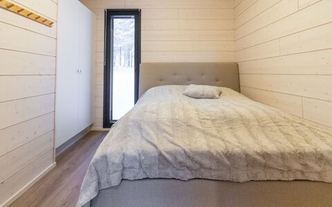 Soutaja Lodge: Slaapkamer, Hout, Flooring, Bed, Verdieping, Laken, Bedding, Interieur Ontwerp, Bed Frame, Houten Vloer