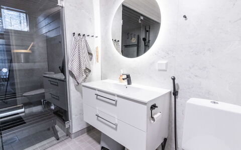 Soutaja Lodge: Flooring, Interieur Ontwerp, Loodgieterswerkinrichting, Verdieping, Badkamerkast, Wastafel, Wastafel In De Badkamer, Badkamer, Kraan, Plafond