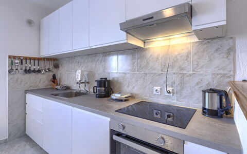 Majoli: Toestel Van De Keuken, Keuken, Countertop, Major Appliance, Cabinetry, Huishoudapparatuur, Fornuis, Flooring, Gootsteen, Interieur Ontwerp