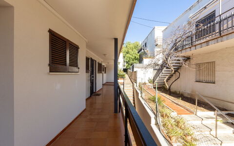 Delfines: Appartement, Leuning, Balkon, Schaduw, Condominium, Daylighting, Veranda, Hek, Baluster