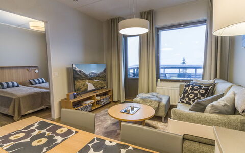 Ylläs Chalets 4203: Meubilair, Stoel, Buitenmeubels, Tafel, Hout, Buitentafel, Keuken En Eettafel, Schaduw, Tuin, Paraplu