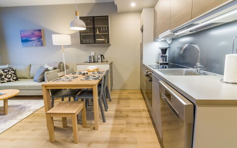 Ylläs Chalets 4203: Meubilair, Stoel, Buitenmeubels, Tafel, Hout, Buitentafel, Keuken En Eettafel, Schaduw, Tuin, Paraplu