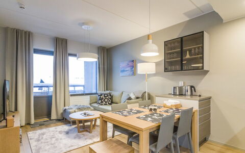 Ylläs Chalets 4203: Meubilair, Stoel, Buitenmeubels, Tafel, Hout, Buitentafel, Keuken En Eettafel, Schaduw, Tuin, Paraplu