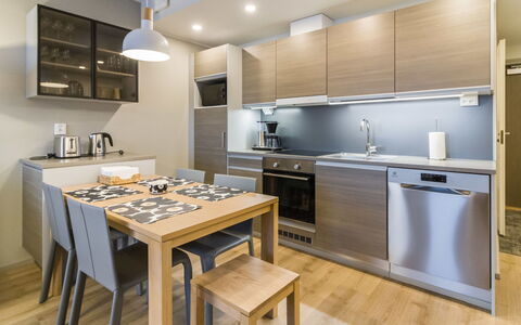 Ylläs Chalets 4203: Meubilair, Stoel, Buitenmeubels, Tafel, Hout, Buitentafel, Keuken En Eettafel, Schaduw, Tuin, Paraplu