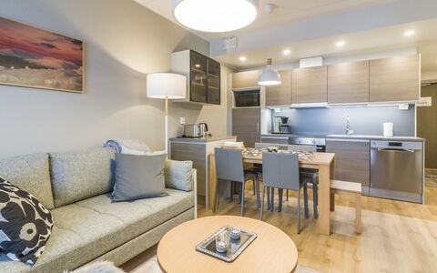 Ylläs Chalets 4203: Meubilair, Stoel, Buitenmeubels, Tafel, Hout, Buitentafel, Keuken En Eettafel, Schaduw, Tuin, Paraplu