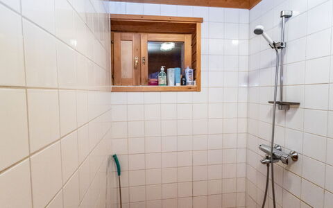 Äkästupa: Muur, Badkamer, Loodgieterswerkinrichting, Flooring, Verdieping, Interieur Ontwerp, Loodgieter, Douchekop, Douche, Kamer