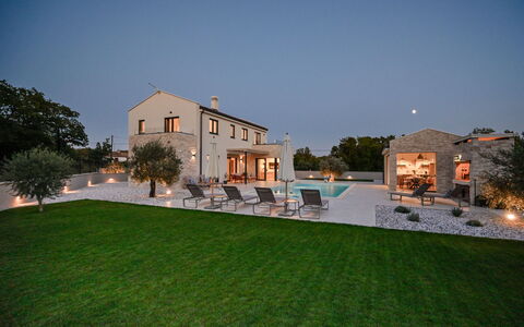 Vonskari: Lucht, Huis, Huis, Landgoed, Dak, Verblijf, Villa, Herenhuis, Boerderij, Landscaping