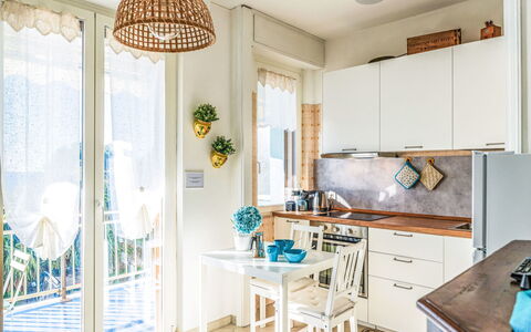 Bella Vista sul Mare: Meubilair, Interieur Ontwerp, Flooring, Hout, Verdieping, Stoel, Kamer, Verlichting, Keuken, Huis